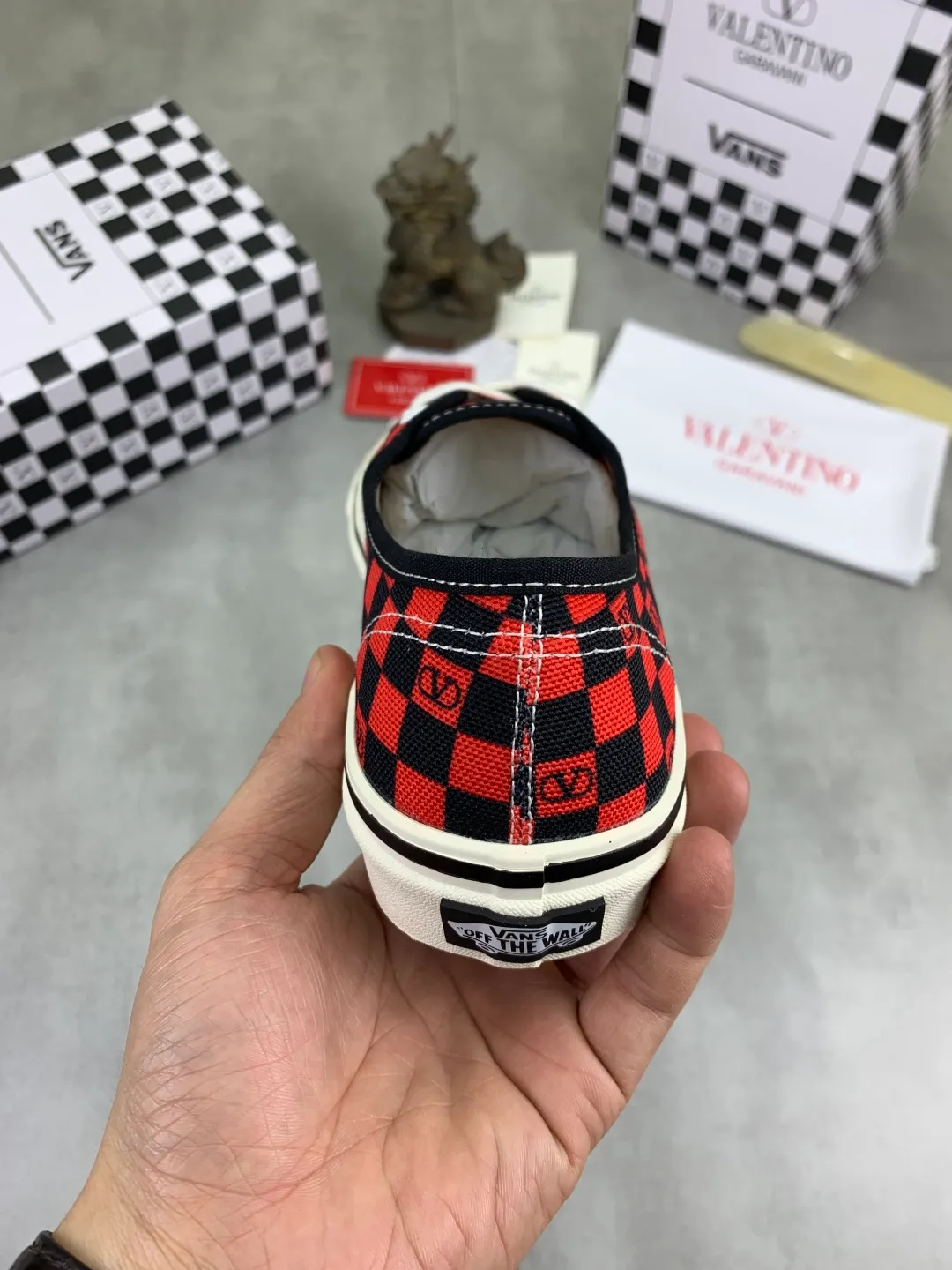 Men's shoes 💰P460 New Valentino❌Wans co-branded Valentino and Vans release new co-branded sneakers, integrating Valentino's Italian high-definition aesthetics and Vans's free and authentic spirit, giving classic shoes a personality that spans the ages. Many stars - Jolin Tsai. Yang Zi. Liu Wen. Ma Baiquan. Choi Soobin. freen. Song Zuer. JJ Lin. zel. Cecilia Cheung. shark. Xin Yunlai...Same style. Female model: 35-42 (41.42 is custom-made and non-refundable) Men's model: 39-46 (45.46 is custom-made and non-refundable)